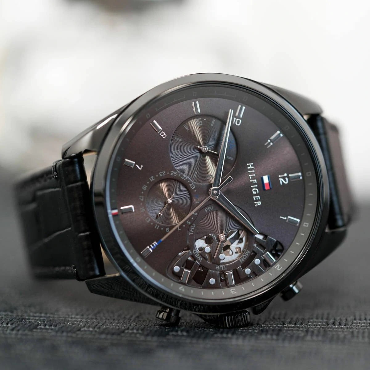 T-O-M-M-Y H-I-L-F-I-G-E-R MONTRE ORIGINAL bleu dore