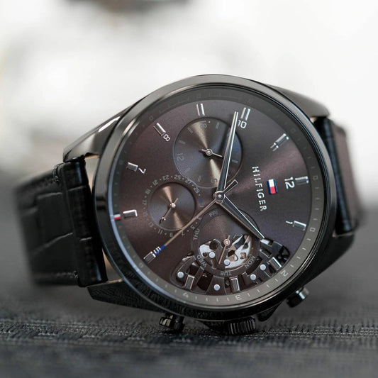 T-O-M-M-Y H-I-L-F-I-G-E-R MONTRE ORIGINAL bleu dore