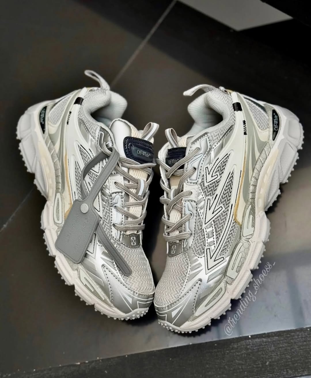 OFF-WHITE ''Be right back'' grey edition